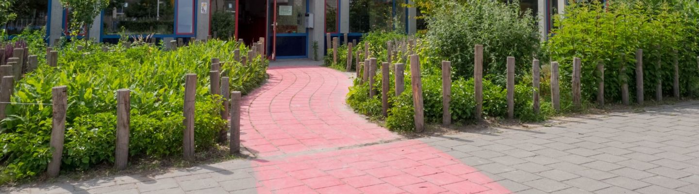 Veel ruimte, veel groen, bloemen, fruitbomen en een eigen moestuin nodigen uit tot spelen met elkaar.
